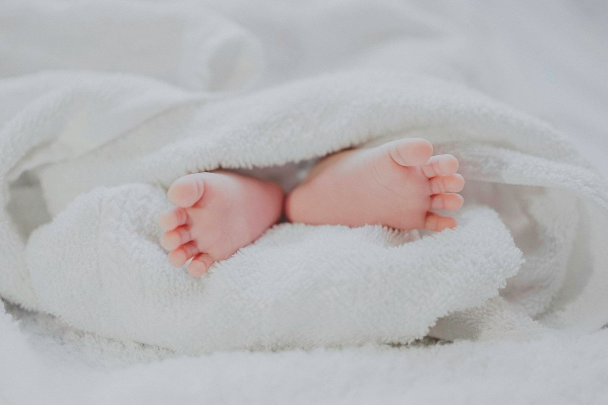 Viral Telur Mentah pada Bayi: Ini Penjelasan IDAI tentang Bahaya Praktik Tradisional yang Bisa Fatal
